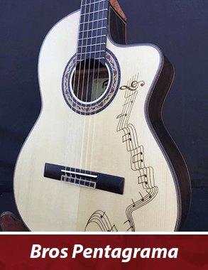 guitarra española personalizada con vinilo de un pentagrama
